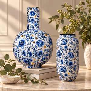 2 grote verschillende delfts blauwe vazen op een tafel - WinQ