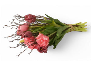 Liggend boeket van tulpen en parkiettulpen in de kleuren mauve en Fuchsia gebonden met twijgen in een beige kleurige glasvaas- WinQ