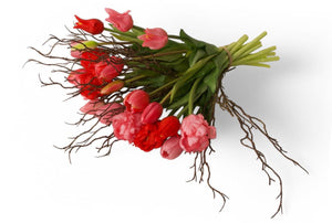 liggend gepresenteerd kunstboeket met tulpen en parkiettulpen in rood en pink gebonden met twijgen  - WinQ
