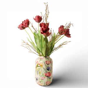 Rode kunsttulpen in een decoratieve vaas, perfect voor een stijlvolle interieurdecoratie van WinQ.