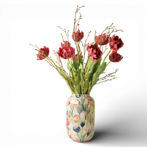Rode kunsttulpen in een decoratieve vaas, perfect voor een stijlvolle interieurdecoratie van WinQ.
