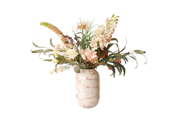 Kunstboeket bloemen gebonden met diverse soorten bloemen op een metalen hoogglans vaas met marmeren  motief in de kleuren wit en roze 