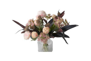 Kort Gebonden Boeket Kunstbloemen Zacht Rozebos Tulp zacht roze Fluitekruid Roze kastanje Stone Ranoinkel Roze Tack Eucalyptus Grijs/ Rood op een glasvaas van helder glas