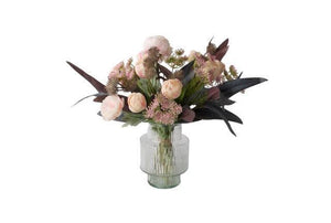 Kort Gebonden Boeket Kunstbloemen Zacht Rozebos Tulp zacht roze Fluitekruid Roze kastanje Stone Ranoinkel Roze Tack Eucalyptus Grijs/ Rood op een glasvaas van helder glas