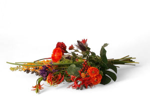 Veldboeket liggend gefotografeerd in de kleren rood en oranje met diverse soorten kunstbloemen