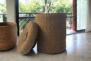 Opbergmand Abaca 40x49cm Beige op een veranda op een witte vloer met bos op de achtergrond