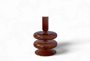 Glaskandelaar in de kleur terra met een oranje kaars - WinQ!