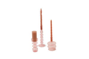 Stet van  verschillende soorten glaskandelaren met kaars in de kleur roze-WinQ