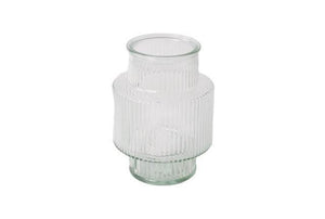 Glasvaas van helder glas met verticale ribbelstructuur