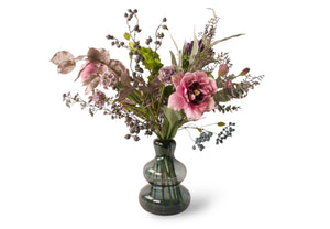 Blauwe glasvaas met kunstbloemen in lila tinten 