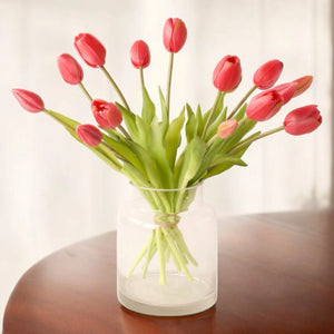 Glasvaas op een tafel met 14 kunsttulpen in de kleur pink - WinQ