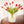 Glasvaas met kunsttulpen op een houttafel