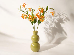 3 takken kunst gloriosa in oranje op een groene vaas - WinQ