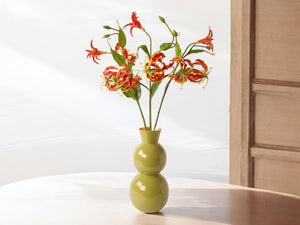 Vaas met gloriossa op een houten tafel-WinQ