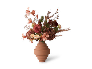 Samengesteld boeket zijden kunstbloemen in een oud roze arrangement met een oud roze vaas met een geruwde structuur