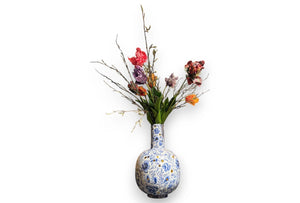 Hoge vaas met Delfs Blauwe print en goud accenten in 26x40cm met grote kunsttulpen in diverse kleuren met twijgen - WinQ