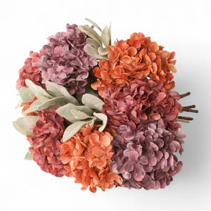 Liggend boeket met hortensia in rood tinten gebonden met groen - WinQ