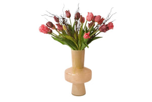 kunstboeket van tulpen en parkiettulpen in de kleuren mauve en Fuchsia gebonden met twijgen in een beige kleurige glasvaas - WinQ