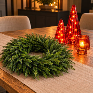 Dennenkrans groen met diameter 40cm op een eettafel met decoratie van glazen kerstboom en waxinehouder - WinQ