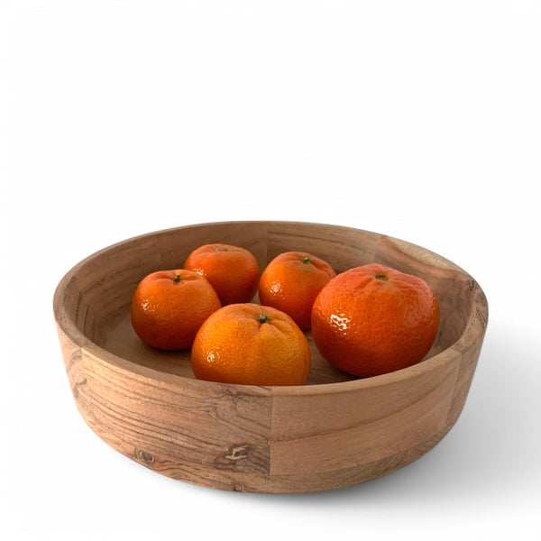 Schaal kom hout van acaciahout met natuurlijke uitstraling diameter 25cm en hoogte van 5,5cm gevuld met mandarijnen