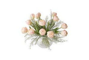 ronde glasvaas met 14 roze tulpen met groen gebonden foto van bovenaf genomen 