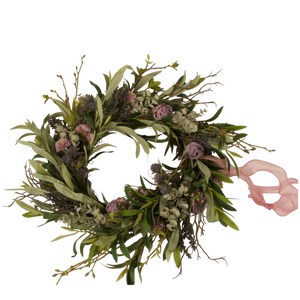 Krans met basis olijftakken en blauwe en paarse bloemen inclusief lint om op te hangen - WinQ