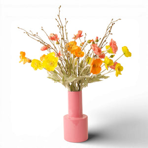 Kunstbloemen boeket met gele en oranje bloemen in roze vaas, WinQ interieurdecoratie