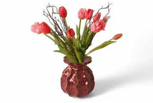 boeket van tulpen en parkiettulpen in rood en fuchsia met hoogte van 40cm gebonden met berkentakken in een rode keramieken vaas - WinQ