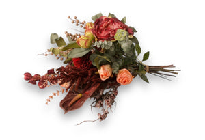boeket van zijden bloemen in de kleuren oud roze bordeaux op een keramieken vaas met diverse bloemen waaronder Eucalyptus, Roos en dahlia  -WinQ