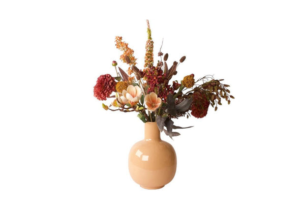 Boeket kunstbloemen in een najaarsarrangement met bordeaux en oranje kleuren hoogte is 65em op een hoogglans metalen vaas