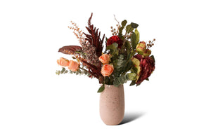 boeket van zijden bloemen in de kleuren oud roze bordeaux op een keramieken vaas met diverse bloemen waaronder Physalis, anthurium en bes  -WinQ