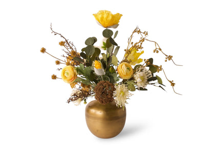 Kunstbloemen boeket op een grote gele vaas in een geel met goud samenstelling