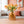 Boeket met Oranje kunsttulpen op een oranje glasvaas  op tafel in woonkamer - WinQ