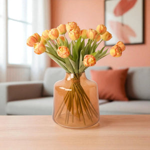 Boeket met Oranje kunsttulpen op een oranje glasvaas  op tafel in woonkamer - WinQ