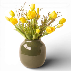 Metalen vaas met een boeket kunsttulpen in geel met Tillia takken - WInQ