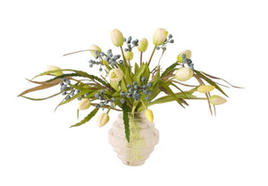 Boekt met kunsttulpen en groen blad en takken zwarte bessen samen gebonden op een glasvaas als product fotografie