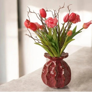 boeket van tulpen en parkiettulpen in rood en fuchsia met hoogte van 40cm in een rode keramieken vaas - WinQ