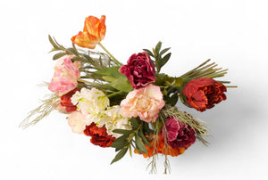 Diverse soorten tulpen in een gemengd zijden boeket met groen van gras en olijftakken-WinQ