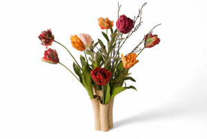 Tulpenvaas beige met diverse kleuren kunsttulpen in rood, oranje, paars en roze afgewerkt met twijgen -WinQ