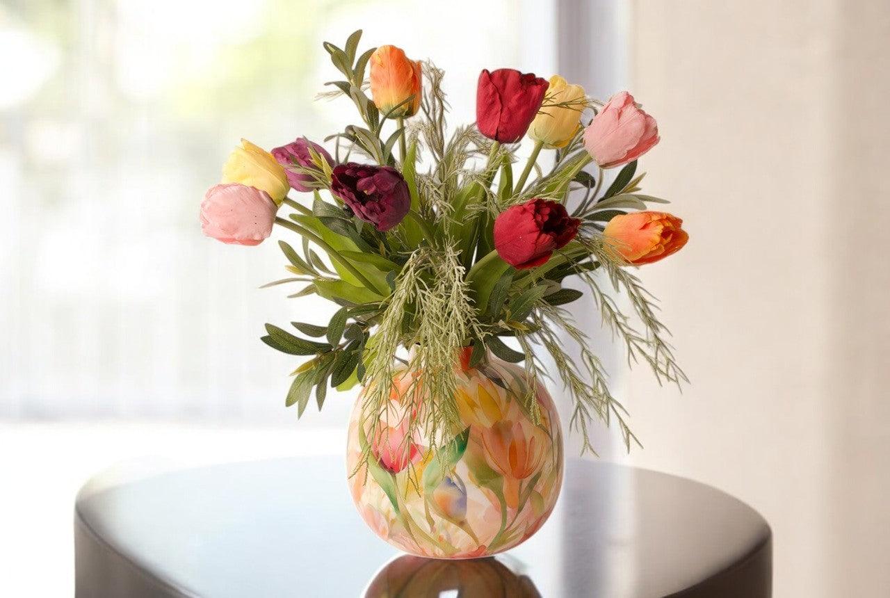10 stuks kunsttulpen van 60cm in oranje, rood, roze, geel en paars afgewerkt met groen van gras en olijftakken op een vaas met bloemmotief-WinQ