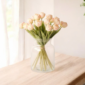 boeket van witte realtouch kunsttulpen in een glasvaas op een lichte houten tafel - WinQ