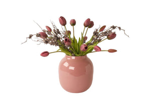 15 kunsttulpen gebonden met zwart bes gepresenteerd op een mauve kleurige vaas  als productfoto - WInQ