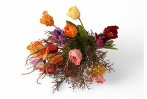 Liggend kleurrijk boeket kunsttulpen in , rood, oranje, paarse, lila gebonden met  twijgen - WinQ