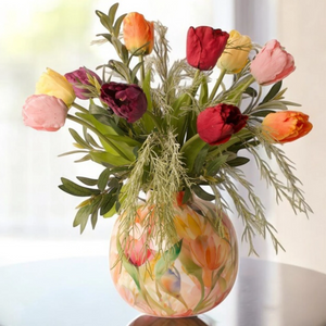 10 stuks kunsttulpen van 60cm in oranje, rood, roze, geel en paars afgewerkt met groen van gras en olijftakken op een vaas met bloemmotief - WinQ