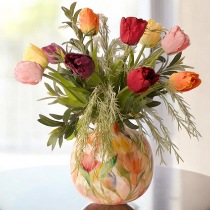 10 stuks kunsttulpen van 60cm in oranje, rood, roze, geel en paars afgewerkt met groen van gras en olijftakken op een vaas met bloemmotief - WinQ