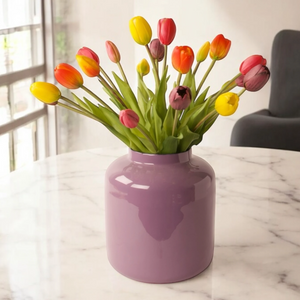 Boeket kunsttulpen in multicolor van 5 verschillende kleuren op een lila vaas op een marmeren tafel - WinQ