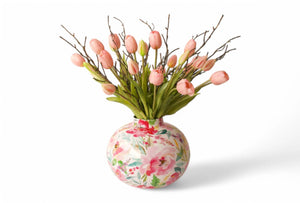 Metalen bolvormige vaas met bloemprint in multicolo met een diameter van 25cm met een boeket met roze kunsttulpen- WinQ