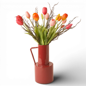 Gebonden boeket met 15 kunsttulpen in oranje roze en pink gecombineerd met breitakjes op een rode metalen vaas met handvat - WinQ