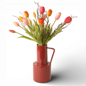 Gebonden boeket met 15 tulpen in oranje roze en pink gecombineerd met bremtakjes op een rode metalen vaas met handvat - WinQ