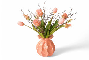 Boeket met tulpen en parkiettulpen gebonden met berkentakken in een kunstboeket op een roze keramieken vaas - WinQ